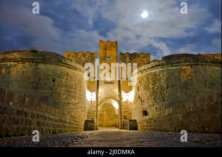 Burgtor, Rhodos Altstadt bei Nacht, Vollmond, Griechenland Stockfoto