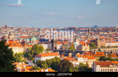 Übersicht der Prager Altstadt mit der Karlsbrücke Stockfoto