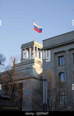 Deutschland, Berlin, 03/18/2022. Mahnwache und Gesang für den Frieden in der Ukraine vor der russischen Botschaft. Eine Mahnwache und ein Gesang für den Frieden in der Ukraine werden auf dem Median unter den Linden 63, gegenüber der russischen Botschaft, stattfinden. Stockfoto