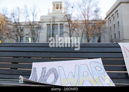 Deutschland, Berlin, 03/18/2022. Mahnwache und Gesang für den Frieden in der Ukraine vor der russischen Botschaft. Eine Mahnwache und ein Gesang für den Frieden in der Ukraine werden auf dem Median unter den Linden 63, gegenüber der russischen Botschaft, stattfinden. Stockfoto