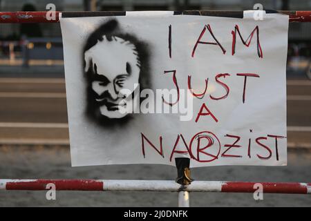 Deutschland, Berlin, 03/18/2022. Mahnwache und Gesang für den Frieden in der Ukraine vor der russischen Botschaft. Eine Mahnwache und ein Gesang für den Frieden in der Ukraine werden auf dem Median unter den Linden 63, gegenüber der russischen Botschaft, stattfinden. Stockfoto