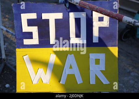 Deutschland, Berlin, 03/18/2022. Mahnwache und Gesang für den Frieden in der Ukraine vor der russischen Botschaft. Eine Mahnwache und ein Gesang für den Frieden in der Ukraine werden auf dem Median unter den Linden 63, gegenüber der russischen Botschaft, stattfinden. Stockfoto