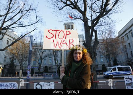 Deutschland, Berlin, 03/18/2022. Mahnwache und Gesang für den Frieden in der Ukraine vor der russischen Botschaft. Eine Mahnwache und ein Gesang für den Frieden in der Ukraine werden auf dem Median unter den Linden 63, gegenüber der russischen Botschaft, stattfinden. Stockfoto