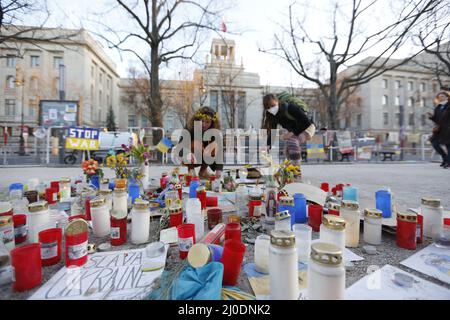 Deutschland, Berlin, 03/18/2022. Mahnwache und Gesang für den Frieden in der Ukraine vor der russischen Botschaft. Eine Mahnwache und ein Gesang für den Frieden in der Ukraine werden auf dem Median unter den Linden 63, gegenüber der russischen Botschaft, stattfinden. Stockfoto