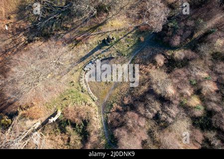 Luftaufnahme eines Pfades oder einer Straße, die durch einen Wald in Südwales führt Stockfoto