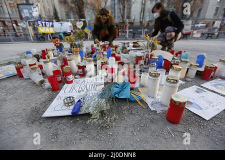 Deutschland, Berlin, 03/18/2022. Mahnwache und Gesang für den Frieden in der Ukraine vor der russischen Botschaft. Eine Mahnwache und ein Gesang für den Frieden in der Ukraine werden auf dem Median unter den Linden 63, gegenüber der russischen Botschaft, stattfinden. Stockfoto