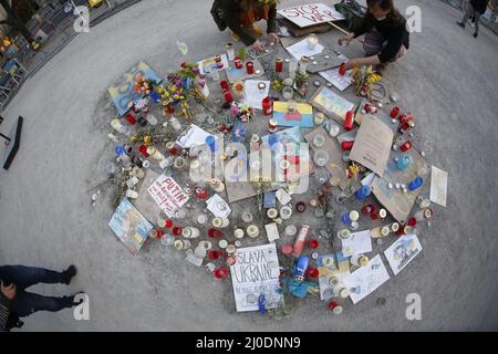 Deutschland, Berlin, 03/18/2022. Mahnwache und Gesang für den Frieden in der Ukraine vor der russischen Botschaft. Eine Mahnwache und ein Gesang für den Frieden in der Ukraine werden auf dem Median unter den Linden 63, gegenüber der russischen Botschaft, stattfinden. Stockfoto