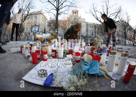 Deutschland, Berlin, 03/18/2022. Mahnwache und Gesang für den Frieden in der Ukraine vor der russischen Botschaft. Eine Mahnwache und ein Gesang für den Frieden in der Ukraine werden auf dem Median unter den Linden 63, gegenüber der russischen Botschaft, stattfinden. Stockfoto