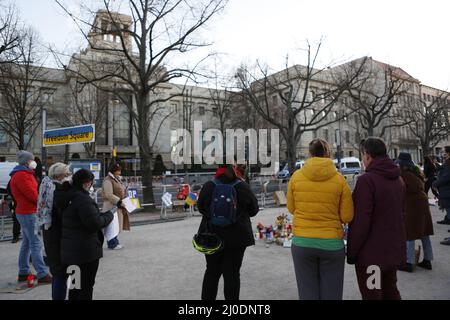 Deutschland, Berlin, 03/18/2022. Mahnwache und Gesang für den Frieden in der Ukraine vor der russischen Botschaft. Eine Mahnwache und ein Gesang für den Frieden in der Ukraine werden auf dem Median unter den Linden 63, gegenüber der russischen Botschaft, stattfinden. Stockfoto