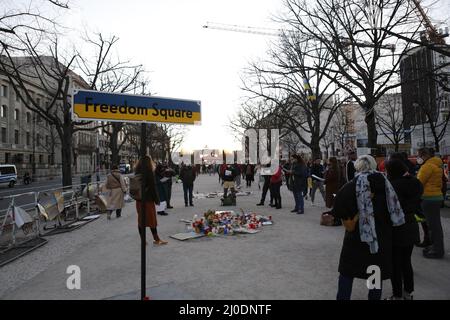 Deutschland, Berlin, 03/18/2022. Mahnwache und Gesang für den Frieden in der Ukraine vor der russischen Botschaft. Eine Mahnwache und ein Gesang für den Frieden in der Ukraine werden auf dem Median unter den Linden 63, gegenüber der russischen Botschaft, stattfinden. Stockfoto