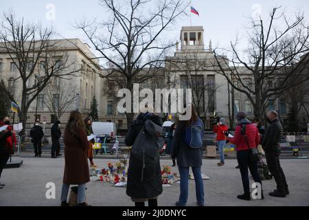 Deutschland, Berlin, 03/18/2022. Mahnwache und Gesang für den Frieden in der Ukraine vor der russischen Botschaft. Eine Mahnwache und ein Gesang für den Frieden in der Ukraine werden auf dem Median unter den Linden 63, gegenüber der russischen Botschaft, stattfinden. Stockfoto