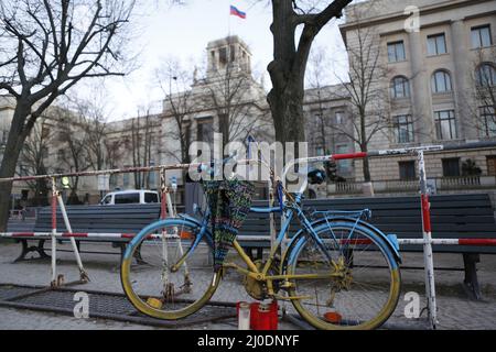 Deutschland, Berlin, 03/18/2022. Mahnwache und Gesang für den Frieden in der Ukraine vor der russischen Botschaft. Eine Mahnwache und ein Gesang für den Frieden in der Ukraine werden auf dem Median unter den Linden 63, gegenüber der russischen Botschaft, stattfinden. Stockfoto