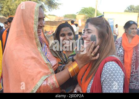 Bahawalpur, Pakistan. 15. März 2022. Mitglieder von Rwadari Tehreek Pakistan und Hindu-Gemeinschaft feiern ihr religiöses Fest von Holi, bekannt als Fest der Farben in einem Dorf im Distrikt Bahawalpur. Holi markiert den Beginn des Frühlings und den Triumph des Guten über das Böse. Zu den Feierlichkeiten gehört das Werfen von farbenfroher Farbe, Pulver und Wasser auf die Menschen. Holi beobachtete in Pakistan am Ende der Wintersaison auf dem letzten Vollmond des Mondmonats. (Foto von Rana Sajid Hussain/Pacific Press/Sipa USA) Quelle: SIPA USA/Alamy Live News Stockfoto