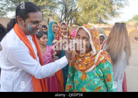 Bahawalpur, Pakistan. 15. März 2022. Mitglieder von Rwadari Tehreek Pakistan und Hindu-Gemeinschaft feiern ihr religiöses Fest von Holi, bekannt als Fest der Farben in einem Dorf im Distrikt Bahawalpur. Holi markiert den Beginn des Frühlings und den Triumph des Guten über das Böse. Zu den Feierlichkeiten gehört das Werfen von farbenfroher Farbe, Pulver und Wasser auf die Menschen. Holi beobachtete in Pakistan am Ende der Wintersaison auf dem letzten Vollmond des Mondmonats. (Foto von Rana Sajid Hussain/Pacific Press/Sipa USA) Quelle: SIPA USA/Alamy Live News Stockfoto