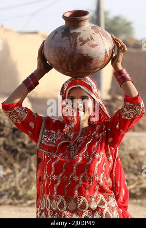 Bahawalpur, Pakistan. 15. März 2022. Mitglieder von Rwadari Tehreek Pakistan und Hindu-Gemeinschaft feiern ihr religiöses Fest von Holi, bekannt als Fest der Farben in einem Dorf im Distrikt Bahawalpur. Holi markiert den Beginn des Frühlings und den Triumph des Guten über das Böse. Zu den Feierlichkeiten gehört das Werfen von farbenfroher Farbe, Pulver und Wasser auf die Menschen. Holi beobachtete in Pakistan am Ende der Wintersaison auf dem letzten Vollmond des Mondmonats. (Foto von Rana Sajid Hussain/Pacific Press/Sipa USA) Quelle: SIPA USA/Alamy Live News Stockfoto