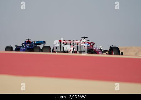 Sakhir, Bahrain. 18. März 2022. Bahrain International Circuit, Sakhir, Bahrain am 18. März 2022 Valtteri Bottas 77 (FIN), Alfa Romeo C42 und Alex Albon 23 (GBR), Williams FW43B während der FORMEL 1 GULF AIR BAHRAIN GP 2022, Eleanor Hoad Credit: Every Second Media/Alamy Live News Stockfoto