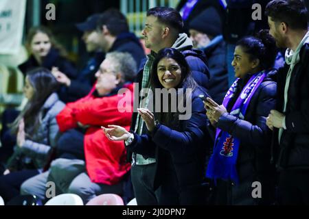 Newport, Großbritannien. MÄR 18. Hartlepool United Fans im Bild beim Sky Bet League 2 Spiel zwischen Newport County und Hartlepool United bei der Rodney Parade, Newport am Freitag, 18.. März 2022. (Kredit: Kieran Riley | MI Nachrichten) Kredit: MI Nachrichten & Sport /Alamy Live Nachrichten Stockfoto