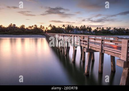 Früher Sonnenaufgang über dem Naples Pier an der Golfküste von Naples, Florida Stockfoto