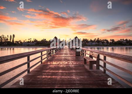 Früher Sonnenaufgang über dem Naples Pier an der Golfküste von Naples, Florida Stockfoto