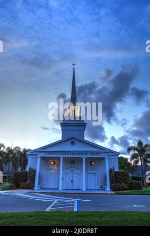 Sonnenaufgang über der United Church of Christ in Naples, Florida Stockfoto