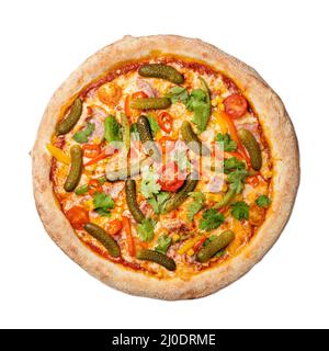 Pizza mit saftigem Speck, Kirschtomaten, Mais, Koriander, eingelegte Gurken, Pilatasauce, gouda-Käse und Mozzarella. Isoliert auf weißem Hintergrund Stockfoto