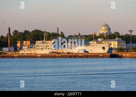 Kronstadt ist eine Stadt und ehemaligen Festung auf der Ostsee Insel Kotlin aus St. Petersburg in Russland. Stockfoto