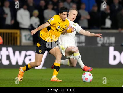 Wolverhampton, Großbritannien, 18.. März 2022. Raul Jimenez von Wolverhampton Wanderers wurde von Adam Forshaw von Leeds United während des Premier League-Spiels in Molineux, Wolverhampton, angegangen. Kredit: Sportimage/Alamy Live Nachrichten Stockfoto