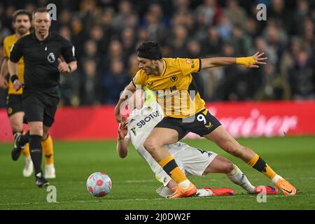 Raul Jimenez #9 von Wolverhampton Wanderers wird von Adam Forshaw #4 von Leeds United beschimpfen Stockfoto