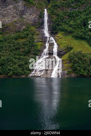 Kleiner Wasserfall in Norwegen Stockfoto