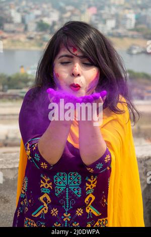 Dhaka, Bangladesch. 18. März 2022. In Narayanganj, Bangladesch, feiern Mädchen das 'Holi'-Festival, indem sie sich mit Farben schmücken und sich gegenseitig mit farbigen Pulvern beschmieren. ''Holi'', bekannt als das ''Fest der Farben'', wird am Ende der Wintersaison am letzten Vollmondtag des Mondmonats gefeiert. Das Fest feiert die ewige und göttliche Liebe von Radha und Krishna. Es bedeutet auch den Sieg des Guten über das Böse. Kredit: ZUMA Press, Inc./Alamy Live Nachrichten Stockfoto