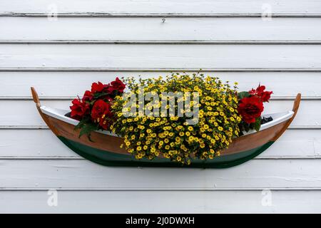 Blumenschmuck an der Wand. Stockfoto