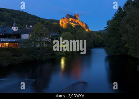 Burg Hengebach in Heimbach in der Nacht. Stockfoto