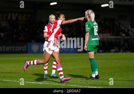 Nikita Parris von Arsenal (links) feiert das dritte Tor des Spiels seiner Seite, während Mollie Green von Coventry United während des Viertelfinalspiels des Vitality Women's FA Cup im LV Bet Stadium Meadow Park, Borehamwood, niedergeschlagen wirkt. Bilddatum: Freitag, 18. März 2022. Stockfoto