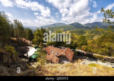 Touristenzug am Bahnhof Mokra Gora, Sargan Eight, Serbien Schmalspurbahn in Serbien, die vom Dorf Mokra Gora nach fährt Stockfoto
