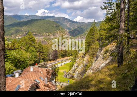 Touristenzug am Bahnhof Mokra Gora, Sargan Eight, Serbien Schmalspurbahn in Serbien, die vom Dorf Mokra Gora nach fährt Stockfoto