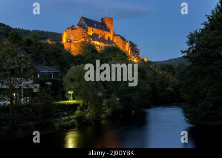 Burg Hengebach in Heimbach in der Nacht. Stockfoto