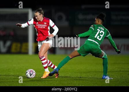 Caitlin Foord von Arsenal (links) und Elisha N'Dow von Coventry United kämpfen im Viertelfinale des Vitality Women's FA Cup im LV Bet Stadium Meadow Park, Borehamwood, um den Ball. Bilddatum: Freitag, 18. März 2022. Stockfoto