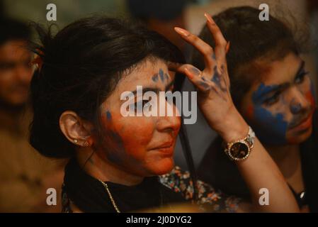 Lahore, Punjab, Pakistan. 18. März 2022. Hindu-Gemeinschaft und verschiedene Lebenslagen feiern Holi, schmieren sich die Gesichter mit Gulal, einem farbigen Pulver, das bei den Holi-Festlichkeiten im Holi Krishna Mandir in Lahore verwendet wird. Holi markiert den Beginn des Frühlings und den Triumph des Guten über das Böse. Zu den Feierlichkeiten gehört das Werfen von farbenfroher Farbe, Pulver und Wasser auf die Menschen. Holi beobachtete in Pakistan am Ende der Wintersaison auf dem letzten Vollmond des Mondmonats. Kredit: ZUMA Press, Inc./Alamy Live Nachrichten Stockfoto