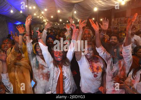 Lahore, Punjab, Pakistan. 18. März 2022. Hindu-Gemeinschaft und verschiedene Lebenslagen feiern Holi, schmieren sich die Gesichter mit Gulal, einem farbigen Pulver, das bei den Holi-Festlichkeiten im Holi Krishna Mandir in Lahore verwendet wird. Holi markiert den Beginn des Frühlings und den Triumph des Guten über das Böse. Zu den Feierlichkeiten gehört das Werfen von farbenfroher Farbe, Pulver und Wasser auf die Menschen. Holi beobachtete in Pakistan am Ende der Wintersaison auf dem letzten Vollmond des Mondmonats. Kredit: ZUMA Press, Inc./Alamy Live Nachrichten Stockfoto