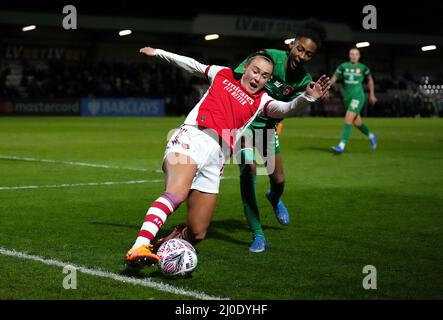 Caitlin Foord von Arsenal (links) und Elisha N'Dow von Coventry United kämpfen im Viertelfinale des Vitality Women's FA Cup im LV Bet Stadium Meadow Park, Borehamwood, um den Ball. Bilddatum: Freitag, 18. März 2022. Stockfoto