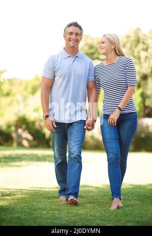 Ich schätze alles, was Sie sind. In voller Länge Porträt eines reifen Paares, das Hand in Hand im Park geht. Stockfoto