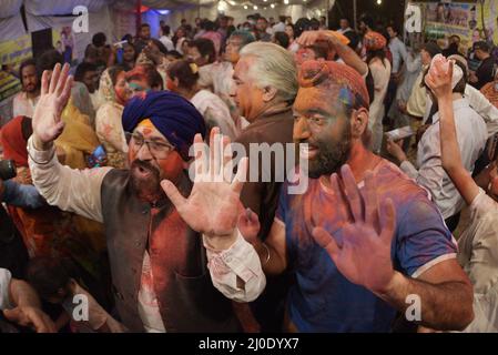 Lahore, Punjab, Pakistan. 18. März 2022. Hindu-Gemeinschaft und verschiedene Lebenslagen feiern Holi, schmieren sich die Gesichter mit Gulal, einem farbigen Pulver, das bei den Holi-Festlichkeiten im Holi Krishna Mandir in Lahore verwendet wird. Holi markiert den Beginn des Frühlings und den Triumph des Guten über das Böse. Zu den Feierlichkeiten gehört das Werfen von farbenfroher Farbe, Pulver und Wasser auf die Menschen. Holi beobachtete in Pakistan am Ende der Wintersaison auf dem letzten Vollmond des Mondmonats. Kredit: ZUMA Press, Inc./Alamy Live Nachrichten Stockfoto