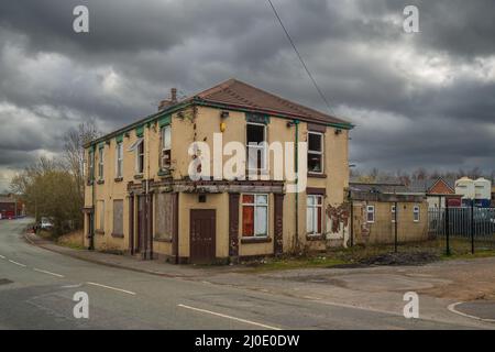 17.03.2022 Sutton, St Helens, Merseyside, Großbritannien. Altes öffentliches Haus in Sutton in St. Helens bereit zum Abriss Stockfoto