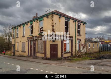 17.03.2022 Sutton, St Helens, Merseyside, Großbritannien. Altes öffentliches Haus in Sutton in St. Helens bereit zum Abriss Stockfoto