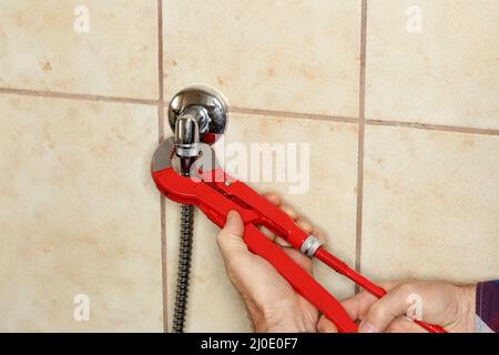 Arbeitshand am Greifer Stockfoto