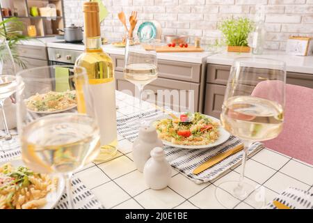 Tischunterlage mit leckeren Pasta und Wein zu Hause Stockfoto