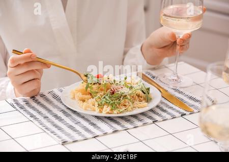 Frau, die zu Hause leckere Pasta isst, Nahaufnahme Stockfoto