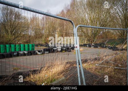17.03.2022 Sutton, St Helens, Merseyside, Großbritannien. Fahren Sie hinter einem Drahtzaun in Sutton St Helens auf eine Kartbahn Stockfoto