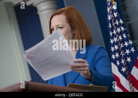 Washington, Usa. 18. März 2022. Jen Psaki, die Pressesprecherin des Weißen Hauses, hält am Freitag, den 18. März 2022, im Weißen Haus in Washington, DC eine Pressekonferenz. Foto von Chris Kleponis/UPI Kredit: UPI/Alamy Live News Stockfoto