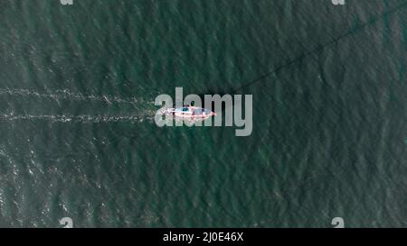 Eine Luftaufnahme eines Einzelbootes auf einem Fluss in Suffolk, Großbritannien Stockfoto